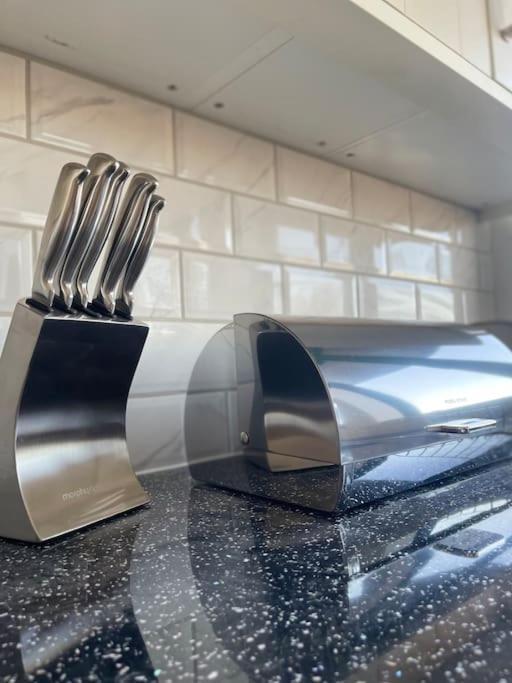 1 Bedroom Apartment - Flitwick - Contractor Friendly - Tourist Ready - Full Kitchen - Wifi - Smart Tv - Sofa Bed - Free Parking - Ideal For Short Or Long Stays Ngoại thất bức ảnh