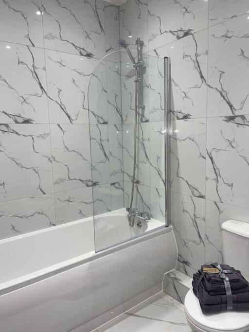 1 Bedroom Apartment - Flitwick - Contractor Friendly - Tourist Ready - Full Kitchen - Wifi - Smart Tv - Sofa Bed - Free Parking - Ideal For Short Or Long Stays Ngoại thất bức ảnh